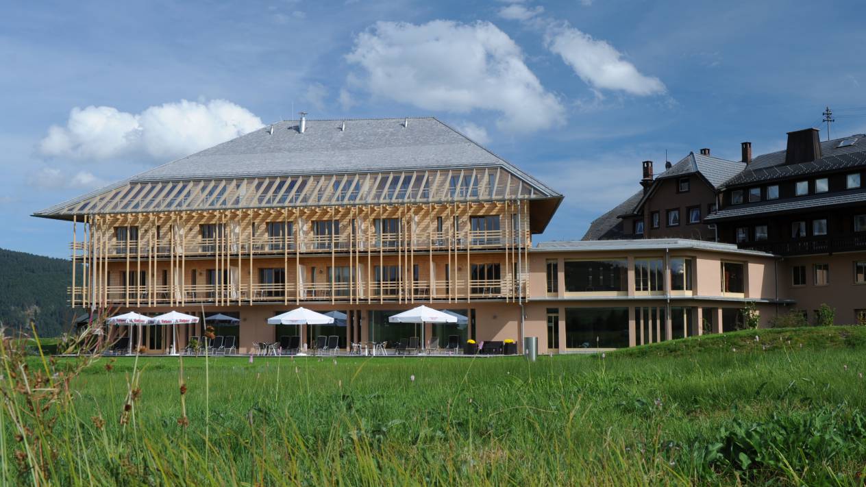 Breggers Schwanen Hausansicht mit Terrasse und Garten